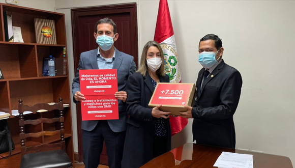 Entregan Firmas En El Congreso Para Tratar La Distrofia Muscular De Duchenne En El Perú